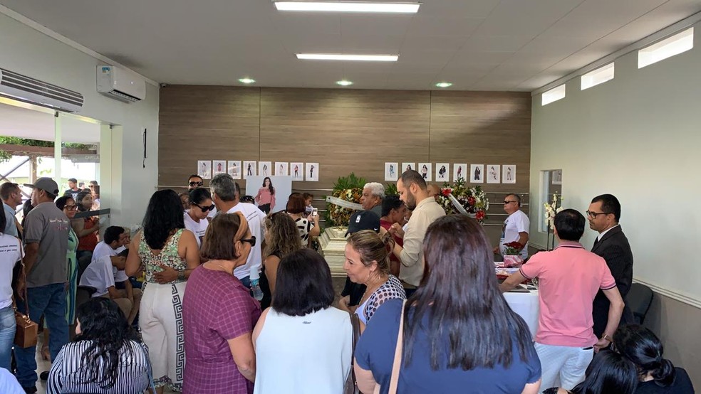 Corpo da modelo Adrielle Oliveira, morta em um acidente de trânsito em SC, é velado em Maceió — Foto: Ragi Torres/TV Gazeta