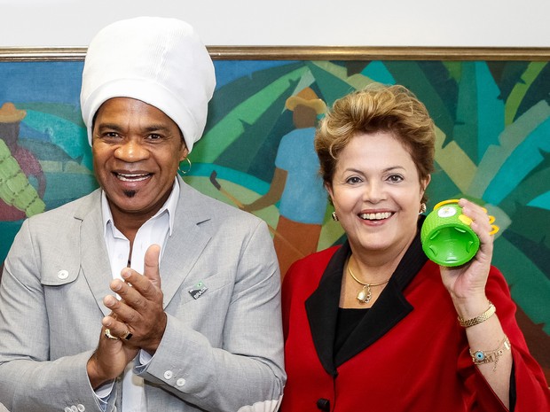 Dilma toca caxirola ao lado de Carlinhos Brown no Palácio do Planalto (Foto: Roberto Stuckert Filho/PR)