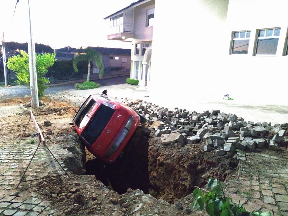 Carro cai em vala em Flores da Cunha  — Foto: Guga Forlin/Arquivo pessoal