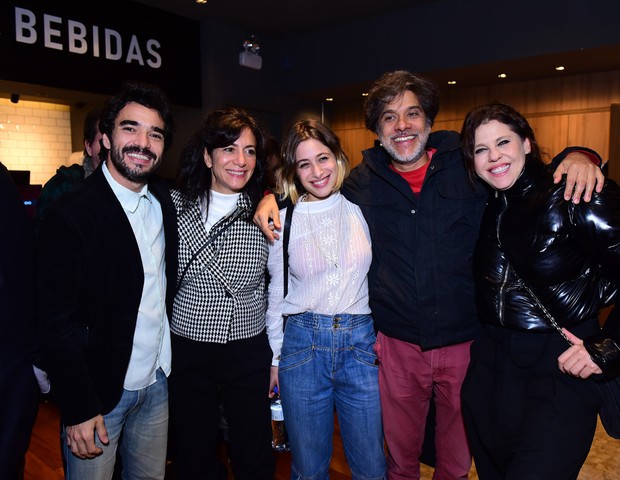 Caio Blat, Marina Person, Luisa Arraes e Bárbara Paz com um amigo (Foto: AgNews / Marcelo Sá Barreto)