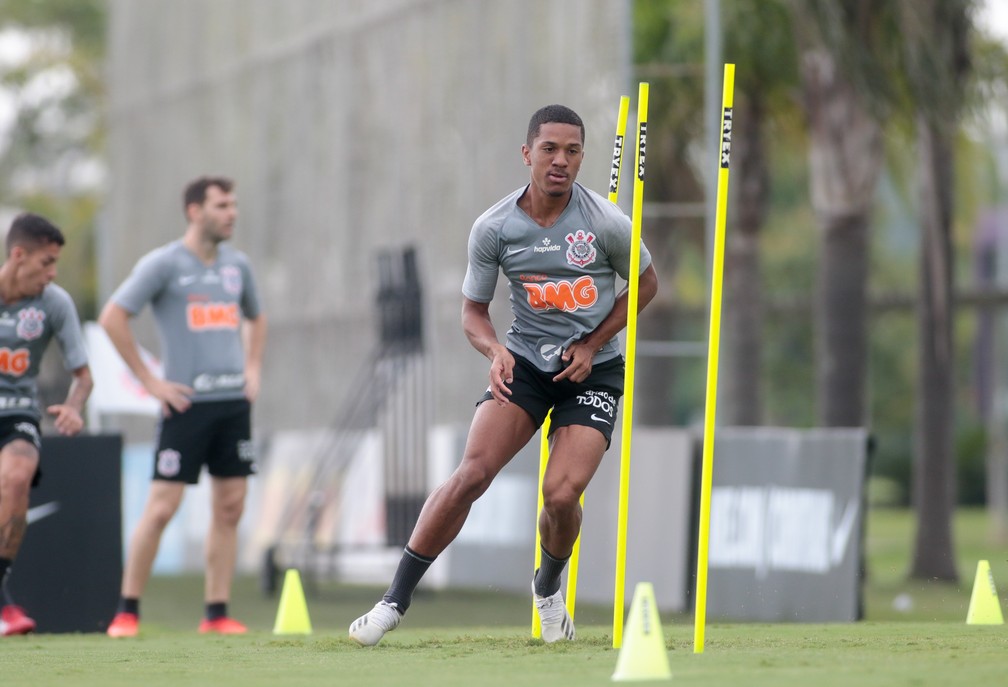 Mãe de Davó lembra início em escolinha de futebol do Corinthians