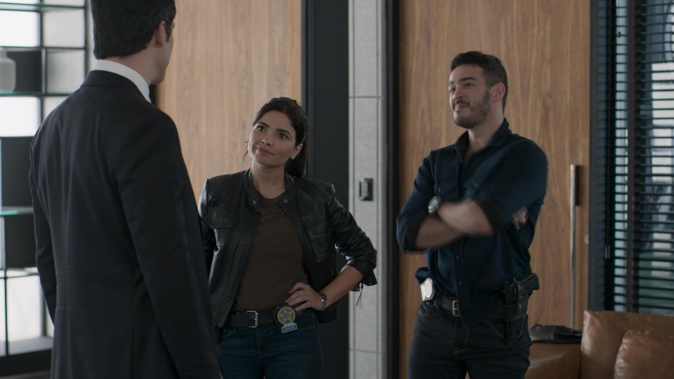Antônia cede à exigência de Eric (Foto: TV Globo)
