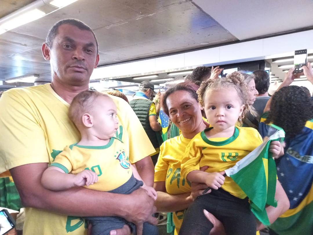 'Faltamos ao trabalho e trouxemos os netos para ver o mito', diz o motorista Adilson de Souza
