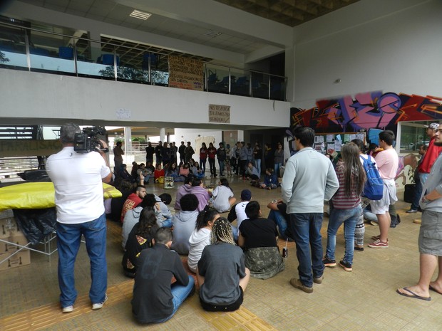 Alunos se reuniram no saguão do bloco 5O no campus Santa Mônica (Foto: Rodrigo Castro/G1)
