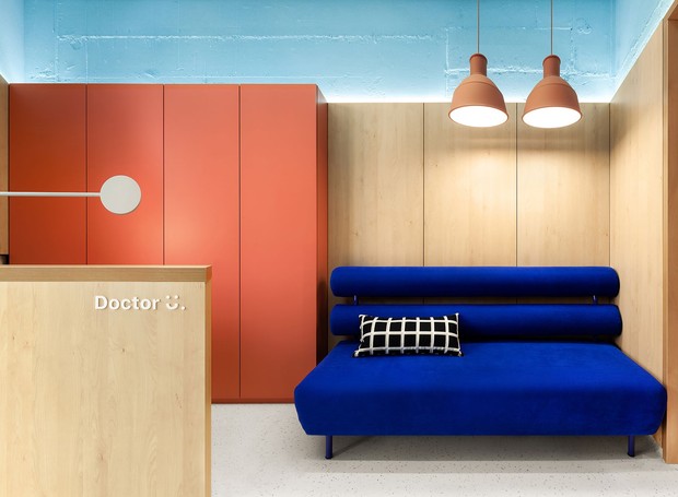 Recepção e sala de espera do consultório médico tem cores vibrantes (Foto: Facebook / ater.architects)