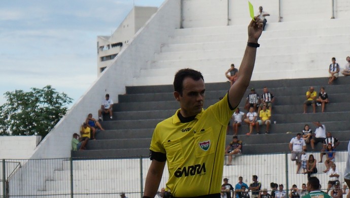 Leandro Saraiva Dantas - árbitro (Foto: Augusto Gomes/GloboEsporte.com)