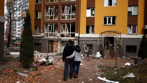 Muitas residências em Irpin foram danificadas ou destruídas (Foto: REUTERS via BBC)