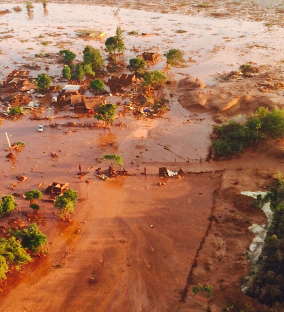 Rompimento da barragem de Fundão, em Bento Rodrigues, distrito de Mariana — Foto: Luis Eduardo Franco/TV Globo