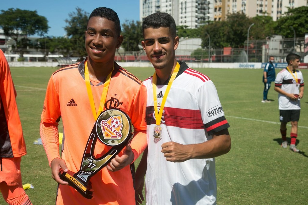 João Lucas e Lucas Loureiro posam após conquista da Copa FCB — Foto: Gilvan de Souza / Flamengo
