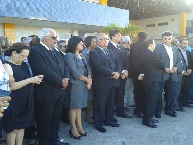 Governador em exercício Jackson Barreto e diversas personalidades foram ao aeroporto receber o corpo de Marcelo Déda (Foto: Marina Fontenele/G1)
