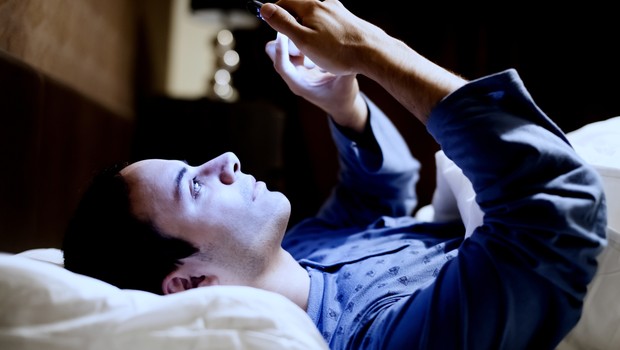 mau hábito; mexer no celular antes de dormir; perder o sono  (Foto: Thinkstock)