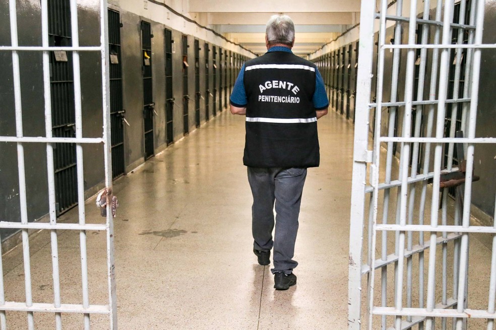De acordo com o edital, os guardas prisionais terão como atribuição orientar, vigiar, fiscalizar, revistar e conduzir os detentos de unidades penais e cadeias públicas — Foto: Agência de Notícias do Paraná/Divulgação