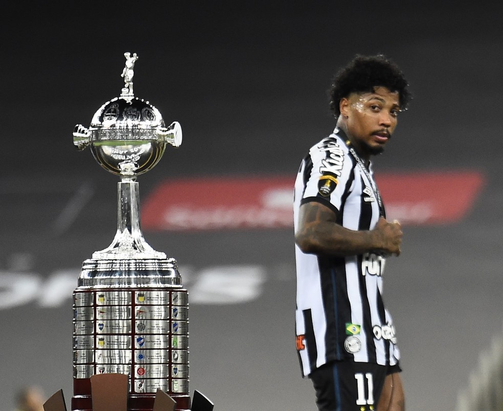 Marinho, do Santos, olha a taça da Libertadores — Foto: André Durão
