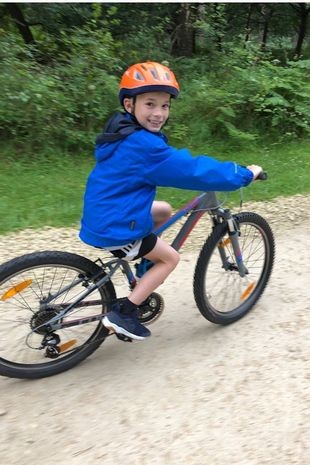 Menino gostava de andar de bicicleta, nadar e dançar (Foto: Reprodução/Mirror)