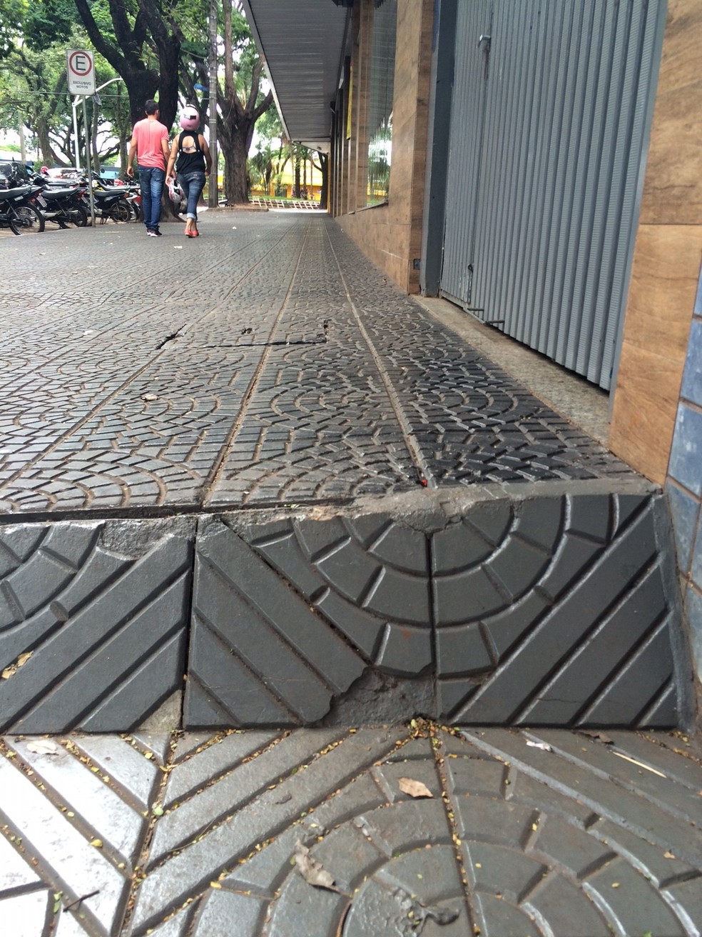 Calçada da Avenida Laguna, na Vila Operária, em Maringá, onde mulher caiu e fraturou cotovelo — Foto: Lafayette Braz Deusdara Tourinho/Arquivo pessoal