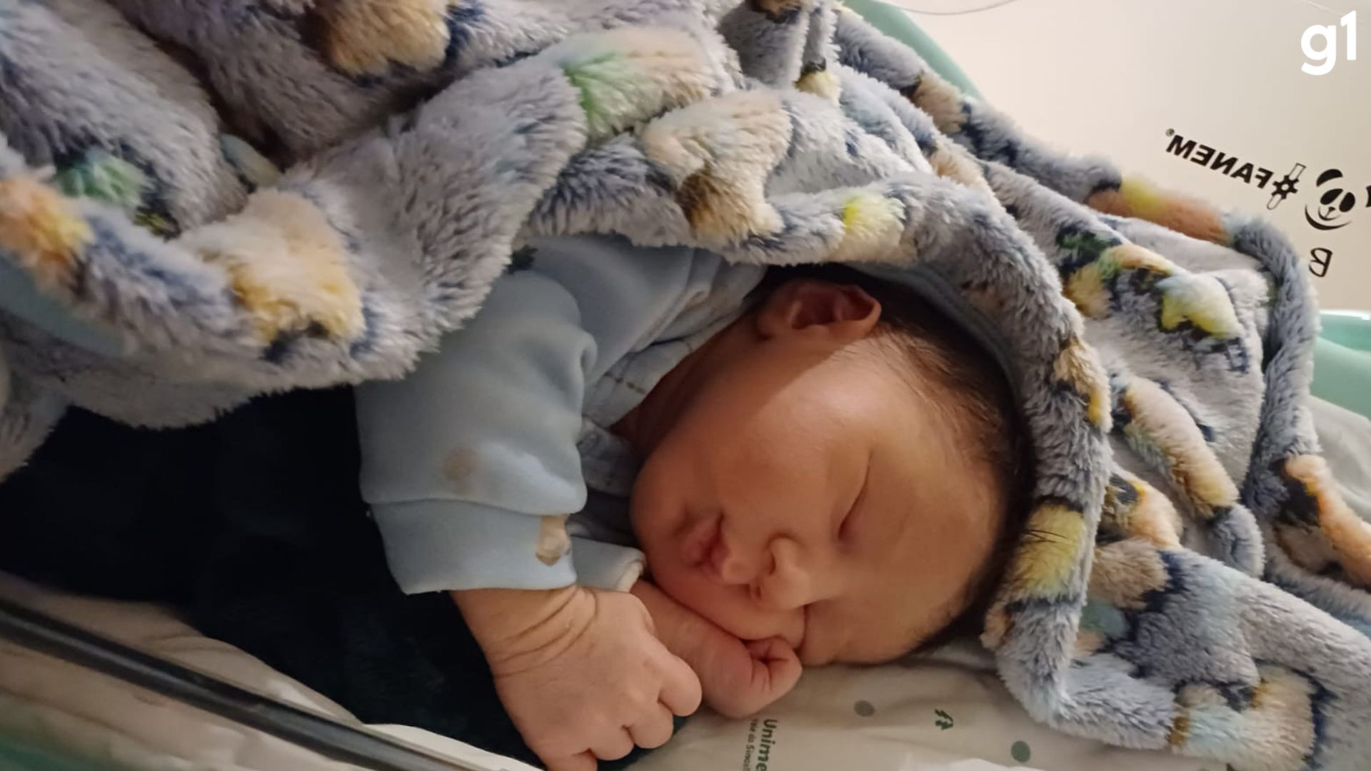 Nasce filho de trisal que teve união estável reconhecida pela Justiça no RS: 'família unida com muito amor'