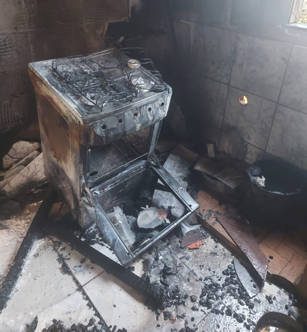 Dona de casa estava cozinhando quando percebeu o descontrole das chamas  — Foto: Arquivo/Corpo de Bombeiros 