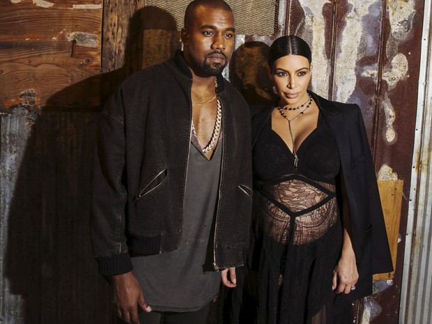 Kanye West e Kim Kardashian posam após assistirem ao desfile de primavera/verão 2016 da Givenchy, durante a NY Fashion Week, em 11 de setembro (Foto: Reuters/Lucas Jackson)