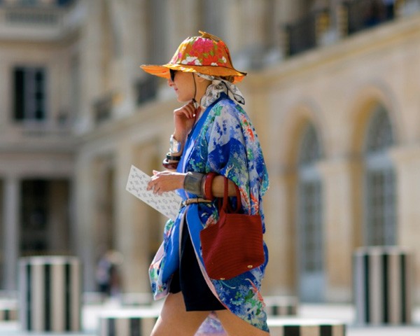 Além de darem estilo ao look, o chapéu e a viseira a protegem do sol (Foto: Imaxtree)