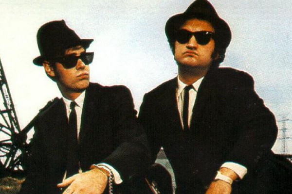 John Belushi (1949-1982) e Dan Aykroyd em cena de Os Irmãos Cara-de-Pau (1980) (Foto: Reprodução)