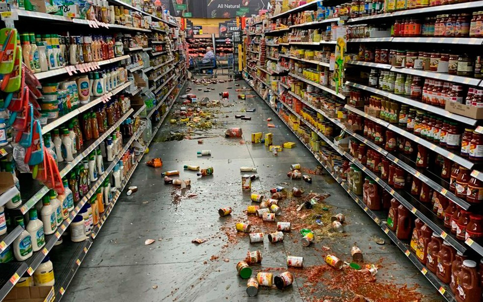 Tremor sacudiu prateleiras de supermercado em Yucca Valley, na CalifÃ³rnia â Foto: Chad Mayes / via AP Photo
