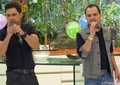 E a dupla não podia deixar de cantar uma música para ela! (Foto: Mais Você / TV Globo)