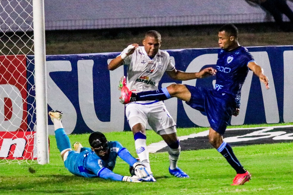 Thiago Rodrigues e Matheus Felipe se destacaram na vitória do Azulão — Foto: Ailton Cruz/Gazeta de Alagoas