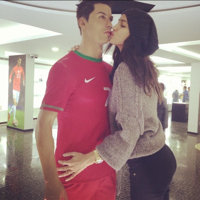 Irina Shayk beija estátua de Cristiano Ronaldo (Foto: Reprodução/Instagram)