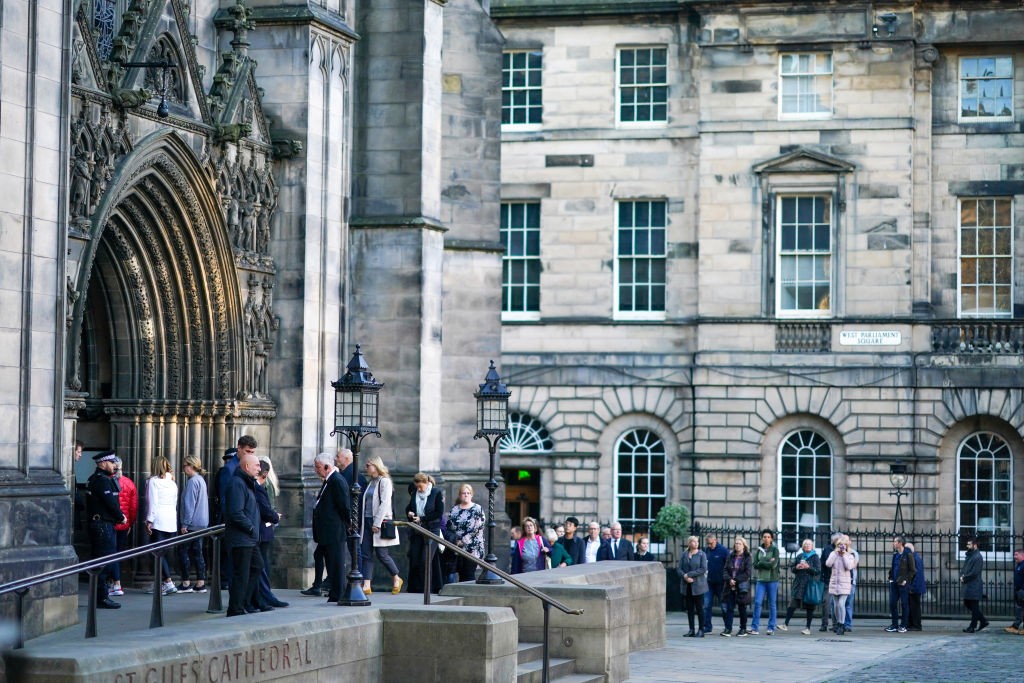 Fila para homenagear a rainha Elizabeth na Escócia (Foto: Getty Images)
