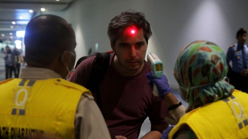 Alguns países, como a Indonésia, testam a temperatura das pessoas em aeroportos e outros locais públicos para verificar a possibilidade de uma pessoa estar infectada com varíola dos macacos (Foto: Getty Images via BBC News)