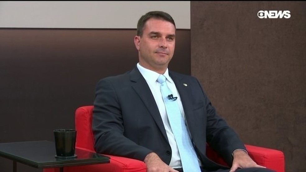 O senador eleito Flávio Bolsonaro (PSL-RJ) durante entrevista à GloboNews — Foto: Reprodução/GloboNews