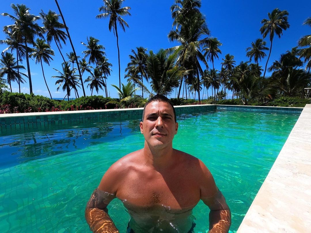 Andre Marques aproveitou a tarde de sol para se refrescar na piscina (Foto: Reprodução/Instagram)