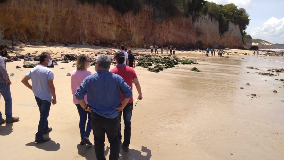 Comitiva vistoria local em que parte de fal&eacute;sia desabou sobre fam&iacute;lia, na praia da Pipa, RN &mdash; Foto: MPF/Divulga&ccedil;&atilde;o
