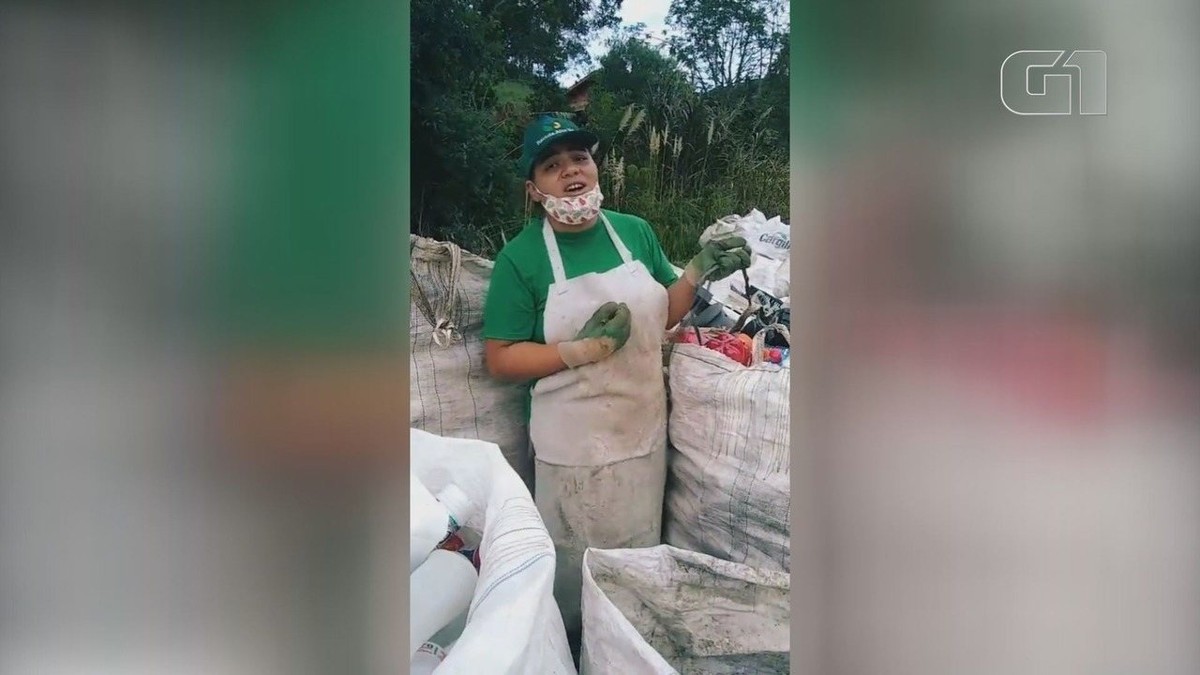 Coletora de material reciclado viraliza na web após publicar vídeo cantando louvor: 'Sonhando'
