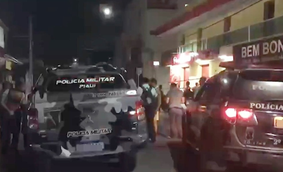 Polícia Militar em homicídio na cidade de Parnaíba — Foto: Reprodução/TV Clube