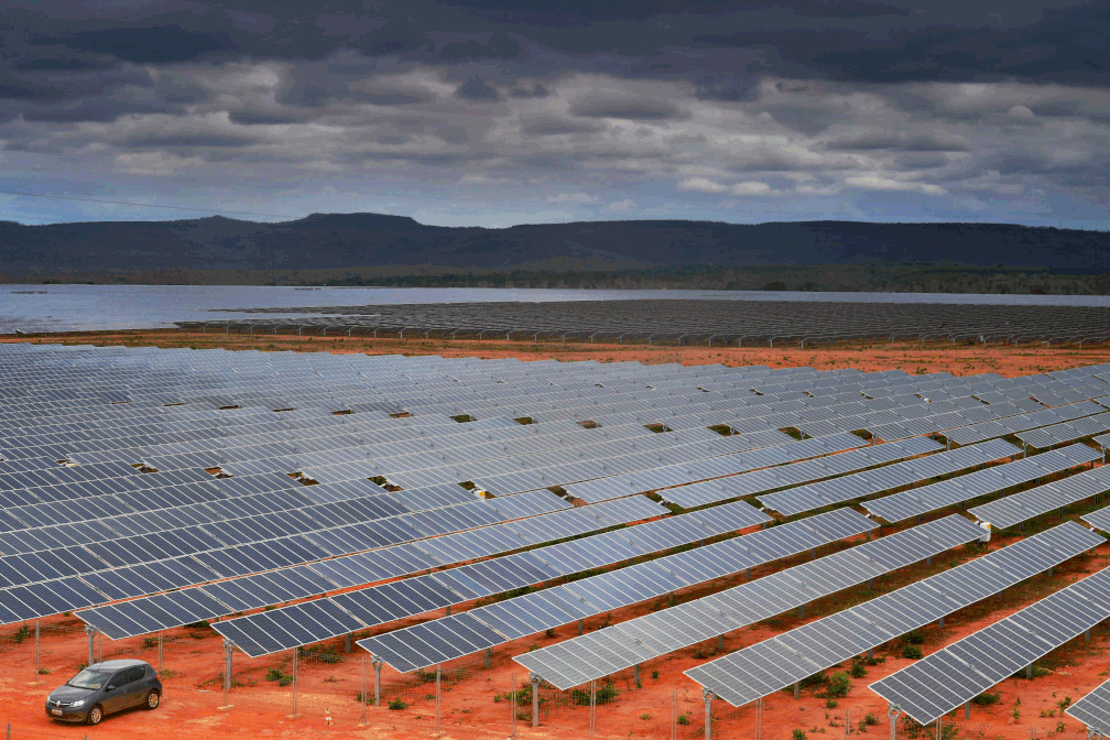 Usina de energia solar fica em Pirapora, em Minas Gerais. (Foto: Carl de Souza/AFP)