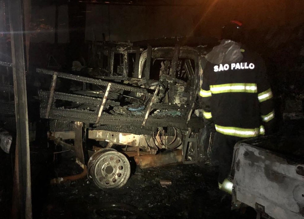 Suspeita é que fogo tenha sido causado por um curto circuito em um dos veículos — Foto: Corpo de Bombeiros/Divulgação