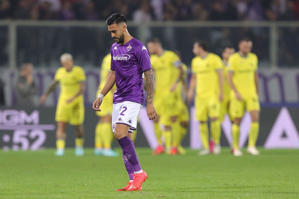 Nico González, da Fiorentina, deixa o campo com apenas oito minutos de jogo contra a Inter de Milão — Foto: Gabriele Maltinti/Getty Images
