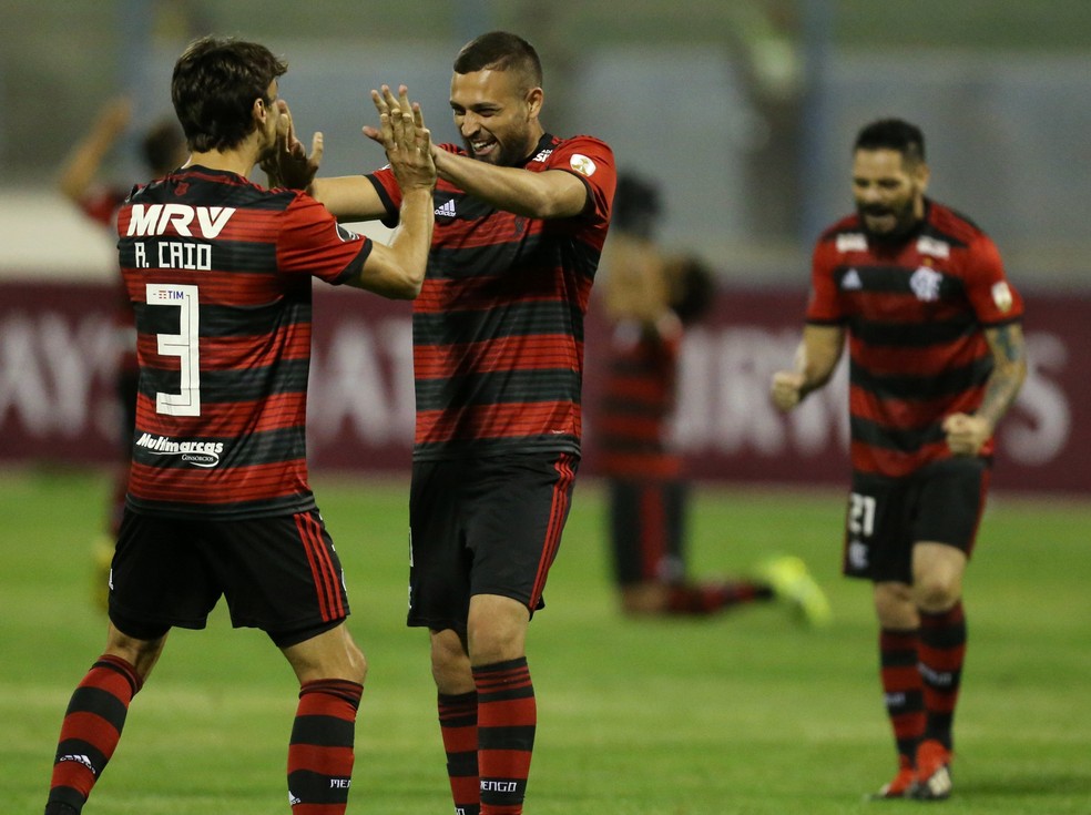 Com boas atua&ccedil;&otilde;es, Rodrigo Caio e L&eacute;o Duarte se firmaram como titulares. Dupla rejuvenesceu a defesa, mas time ainda sofre pelo alto &mdash; Foto: David Mercado/Reuters