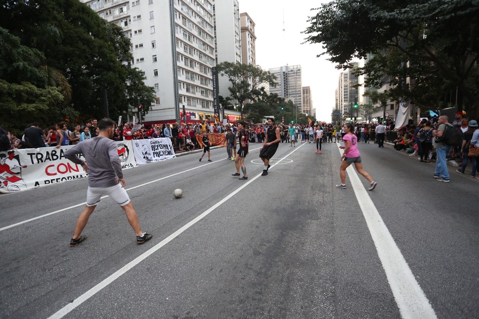 SÃO PAULO, 17:29: Em plena Avenida Paulista, manifestantes simulam uma partida de futebol arbitrada por um homem que representava o juiz Sérgio Moro, nesta sexta (14) — Foto: Celso Tavares/G1