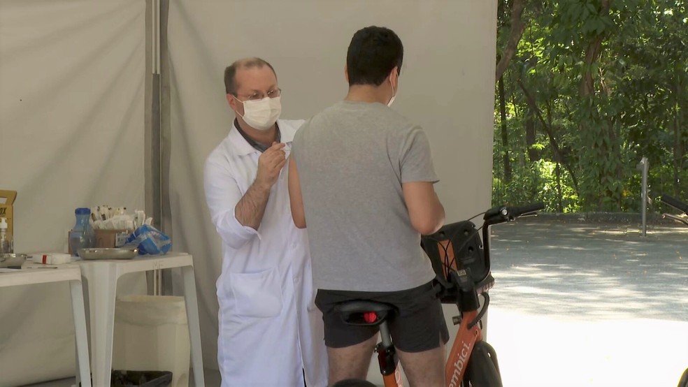 Homens sendo vacinado contra Covid-19 em parque da capital paulista, neste domingo (7) — Foto: Reprodução/GloboNews