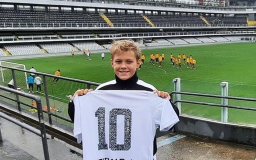 thumbnail de Filho de Neymar visita Vila Belmiro e jogador se derrete