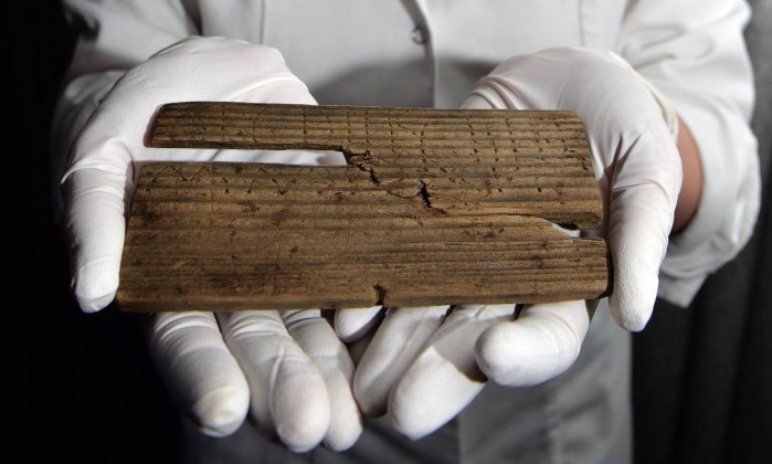 400 tabuletas foram encontrados por peritos do Museu de Londres (Foto: Divulgação/Museu de Londres)