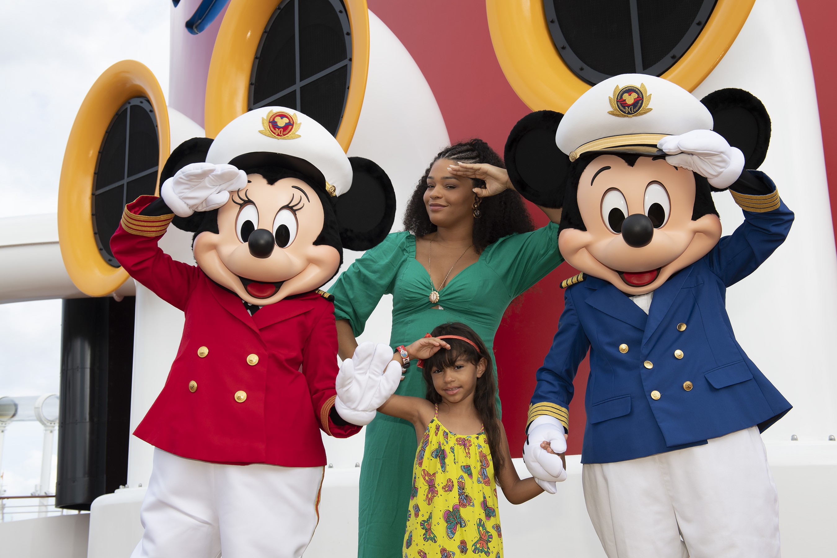 Juliana Alves e Yolanda com Captain Minnie e Captain Mickey (Foto: Mark Ashman)