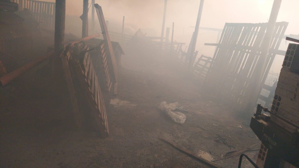 Por causa da fumaça intensa, dono de fábrica precisou dispensar os funcionários em Bocaina  — Foto: André Cerazi/ Arquivo pessoal 