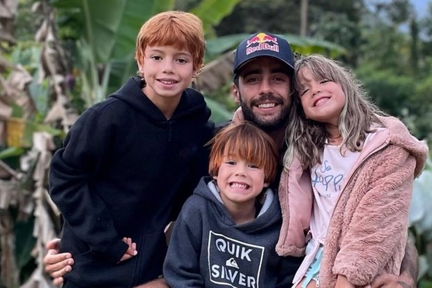 Pedro Scooby com os filhos (Foto: Instagram/Reprodução)