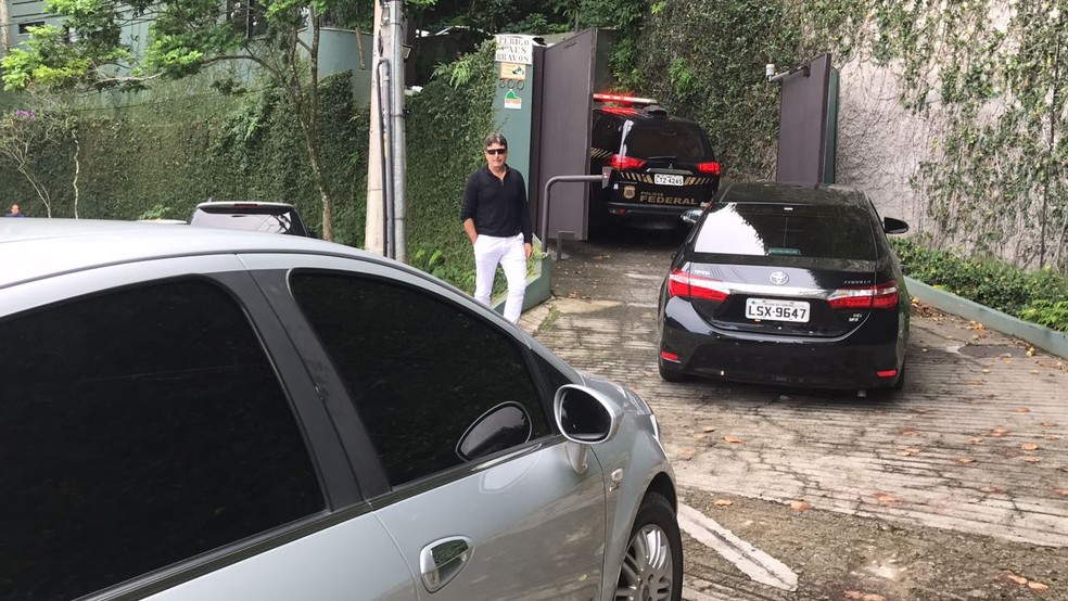 Eike Batista chegou em casa, após sair de Bangu, escoltado pela Polícia Federal (Foto: Matheus Rodrigues/G1)
