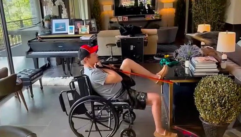 Jeremy Renner em sessão de fisioterapia após ser atropelado por veículo de sete toneladas — Foto: Reprodução