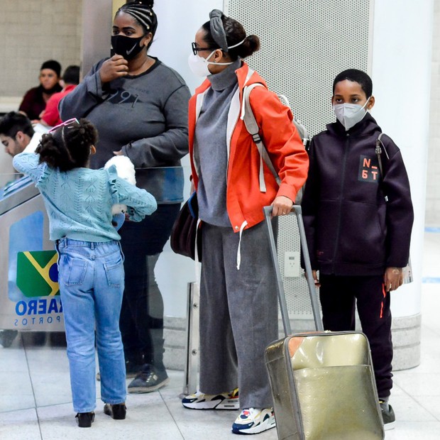 Taís Araujo embarca com os filhos, João Vicente e Maria Antônia (Foto: Webert Belicio/AgNews)