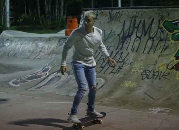 Justin Bieber anda de skate no Rio (Foto: Marcello Sa Barreto, Delson Silva e Gabriel Rangel/AgNews)